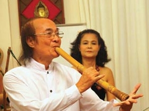 Народный артист До Лок обнаружил звук инструментов из камня и бамбука